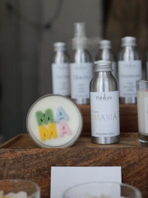 Ambientador y vela Mamá de Pabilora, inspirados en el cariño y la ternura maternal.